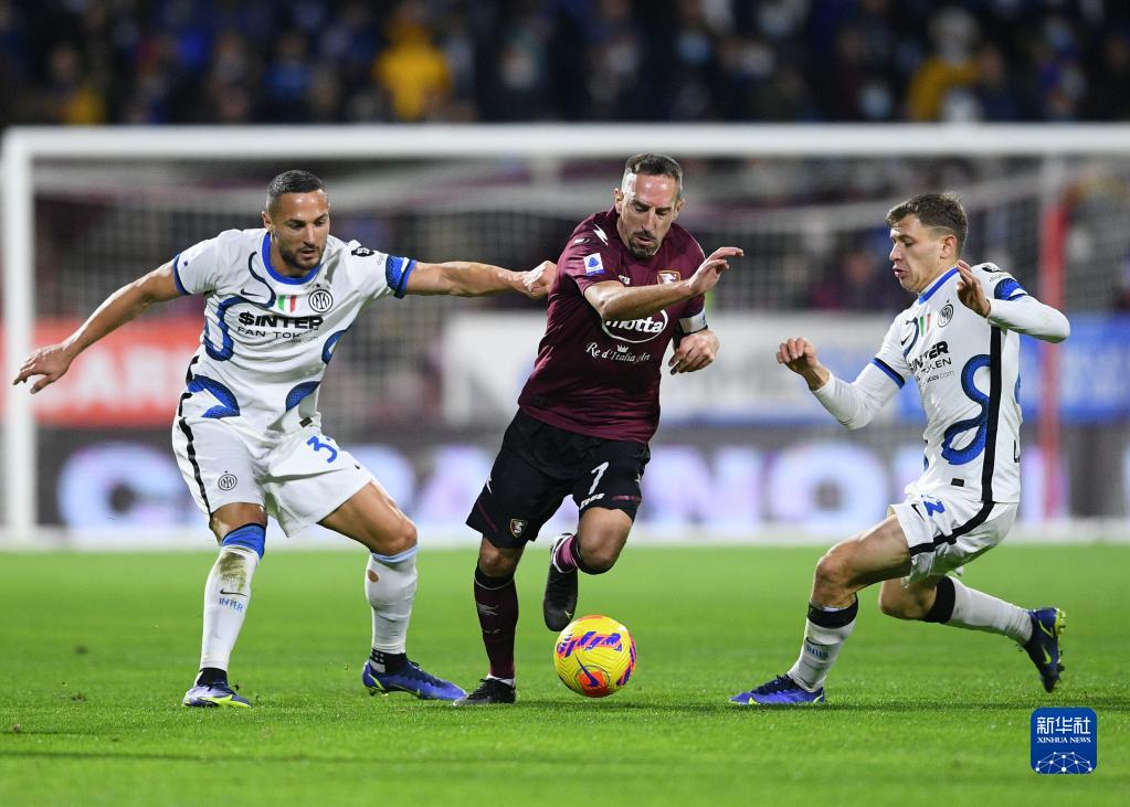  奥斯梅恩戴帽那不勒斯横扫萨勒尼塔纳  